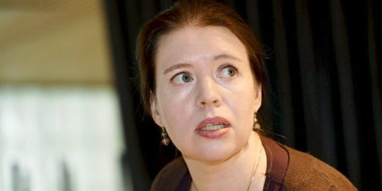 Deputetja finlandeze shkakton habi me deklaratën: 'Kam punuar si prostitutë...'