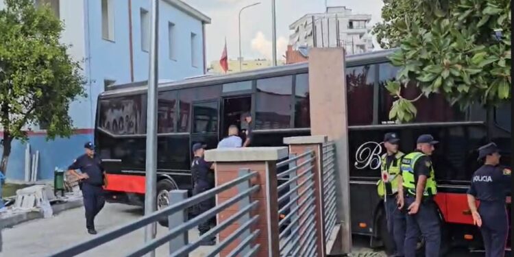 Detaje të reja nga aksioni antidrogë në Elbasan: Kokainë dhe armë të sekuestruara. Si u identifikua rrjeti kriminal.