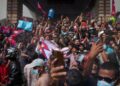 Dhunë e skajshme në Nepal, kryeministri dorëheq pas protestave të trazirave të gjakosura