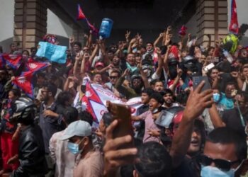 Dhunë e skajshme në Nepal, kryeministri dorëheq pas protestave të trazirave të gjakosura