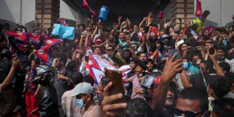 Dhunë e skajshme në Nepal, kryeministri dorëheq pas protestave të trazirave të gjakosura