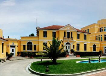 Dita e Kushtetutës së SHBA-së: Ambasada amerikane në Tiranë zhvillon një diskutim me gazetarët, duke i cilësuar ata si sytë dhe veshët e popullit.