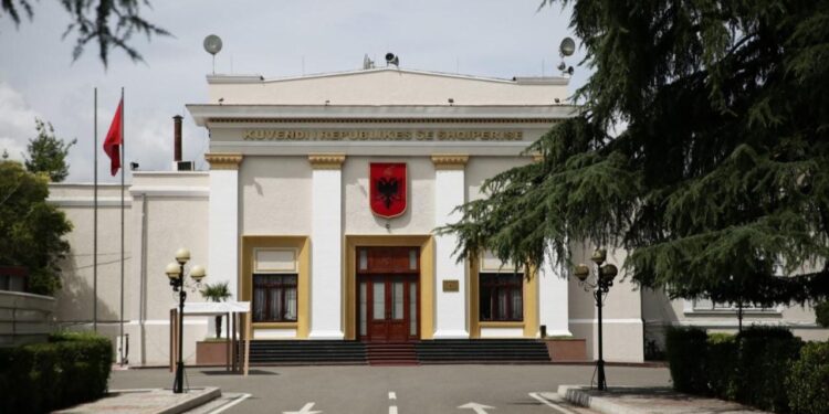 Dita e hapjes së Kuvendit: 72 deputetë të rinj takohen në ambientet ku kolegët e tyre me përvojë ndjehen si në shtëpi.