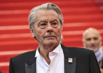 Djali i Alain Delon rinis “luftën” për trashëgiminë e babait, kërkon të anulohet testamentin që i jep përparësi motrës.