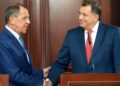 Dodik në Moskë: Lavrov shpreh mbështetje dhe dënon përpjekjet për të hequr nga pushteti liderët serbë të papëlqyer për Perëndimin.