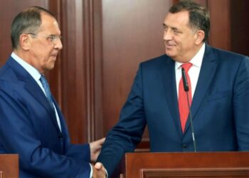 Dodik në Moskë: Lavrov shpreh mbështetje dhe dënon përpjekjet për të hequr nga pushteti liderët serbë të papëlqyer për Perëndimin.