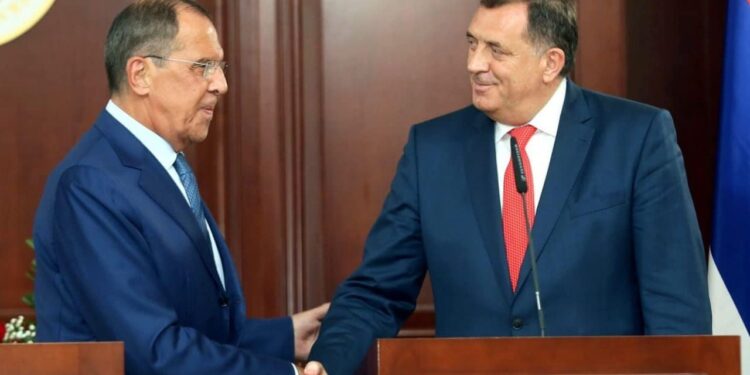 Dodik në Moskë: Lavrov shpreh mbështetje dhe dënon përpjekjet për të hequr nga pushteti liderët serbë të papëlqyer për Perëndimin.