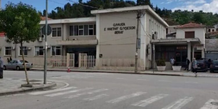 Domatet me pesticide mbi normat e lejuara, Gjykata e Beratit e mban në burg Mariglen Qorrin, ndërsa dy inspektorët e AKU-së drejtohen për "arrest shtëpie"