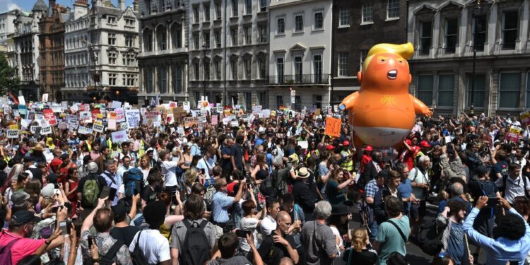 Donald Trump në Britaninë e Madhe, protesta të shumta: Nuk je i dëshiruar këtu.