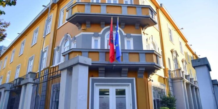 Dorëheqje për të evituar shkarkimin: Si librat shkollorë shkaktuan rinovimin e drejtorisë së AKAP. Hapat e para në Ministrinë e Arsimit.
