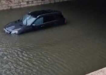 Durrësi përmbytet, automjetet mbesin të bllokuara në nënkalimin pranë portit.