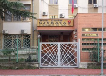 Dy të akuzuar për prostitucion dhe trafikim njerëzish, Gjykata e Fierit vendos të mbajë në burg.