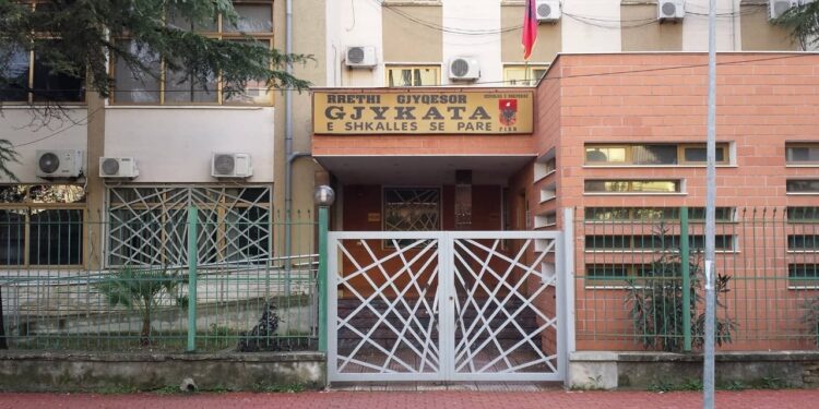 Dy të akuzuar për prostitucion dhe trafikim njerëzish, Gjykata e Fierit vendos të mbajë në burg.