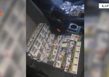 Dy vëllezër kapen duke tentuar të kontrabandojnë dhjetëra steka cigare në kufirin e Kapshticës.
