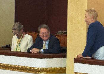 E dërguara e SHBA-së ndjek seancën e parlamentit, me pjesëmarrjen e disa ambasadorëve.