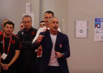 “E ndjej keq për ata që nuk luajnë; është një ndjenjë e pakëndshme”/ Publikohen pamjet e mesazhit të Sylvinhos për lojtarët pas ndeshjes me Letoninë.