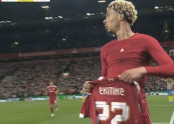 E papritshme në Anfield/ Sulmuesi i ri siguron kualifikimin dramatik për Liverpool-in, por largohet me kartonin e kuq pas festimit.