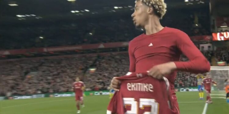 E papritshme në Anfield/ Sulmuesi i ri siguron kualifikimin dramatik për Liverpool-in, por largohet me kartonin e kuq pas festimit.