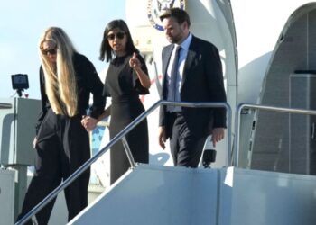 E shoqëruar nga J.D. Vance dhe bashkëshortja e tij, Charlie Kirk nuk arrin t'i mbajë emocionet teksa zbritin nga avioni i zv.presidentit.
