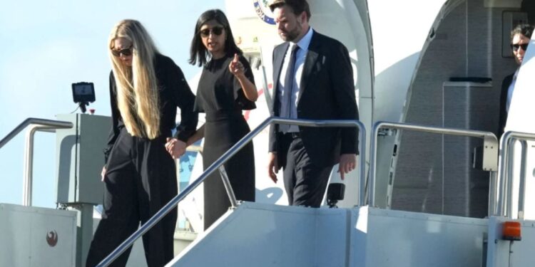 E shoqëruar nga J.D. Vance dhe bashkëshortja e tij, Charlie Kirk nuk arrin t'i mbajë emocionet teksa zbritin nga avioni i zv.presidentit.
