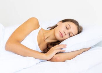 Ekspertët: Fjetja në anë është më e mirë për shëndetin e trurit!