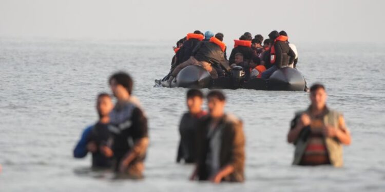 Emigrantët nga Anglia: Partia Laburiste po shqyrton përdorimin e kazermave ushtarake për strehimin e kërkuesve të azilit.