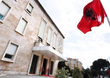 Emrat/ Ndryshimet e para në qeveri, shkarkohen zëvendësministrat që u bënë deputetë.