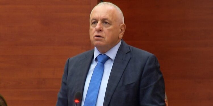“Familja mbështetet në dy gjini”, deputeti i PD-së kundër: Ligji i Rilindjes hap rrugën për njohjen e shumë gjinive.