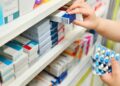 Farmacistët kërkojnë rregulla: Barnat të mos shiten nga persona pa licencë dhe të vendoset një distancë minimale mes farmacive.