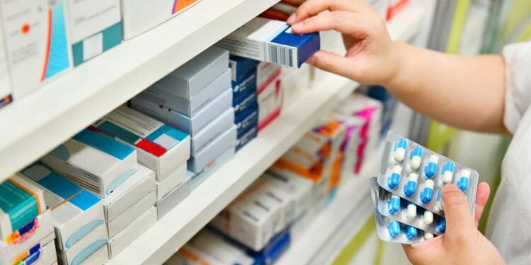 Farmacistët kërkojnë rregulla: Barnat të mos shiten nga persona pa licencë dhe të vendoset një distancë minimale mes farmacive.
