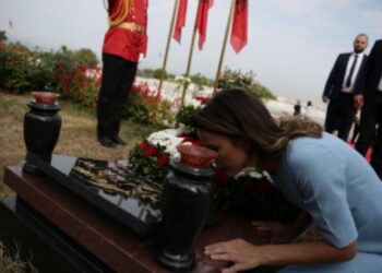 “Fëmijëria ime u mor nga më” / Rudina Hajdari nderon të atin në 27-vjetorin e vdekjes: Kam jetuar me dyshimin se kush e kreu vrasjen tënde.