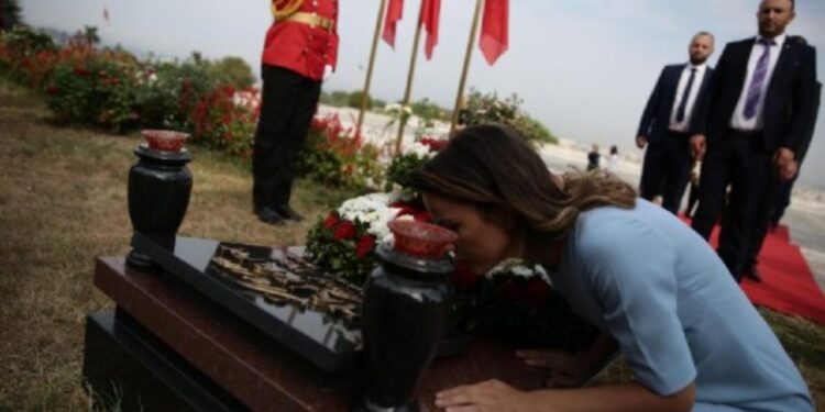 “Fëmijëria ime u mor nga më” / Rudina Hajdari nderon të atin në 27-vjetorin e vdekjes: Kam jetuar me dyshimin se kush e kreu vrasjen tënde.