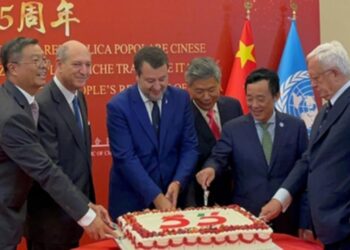 Fërkime të thella mbi Italy/ Përqafimi i zëvendëskryeministrit italian me ambasadorin rus shkakton akuza të ashpra nga opozita