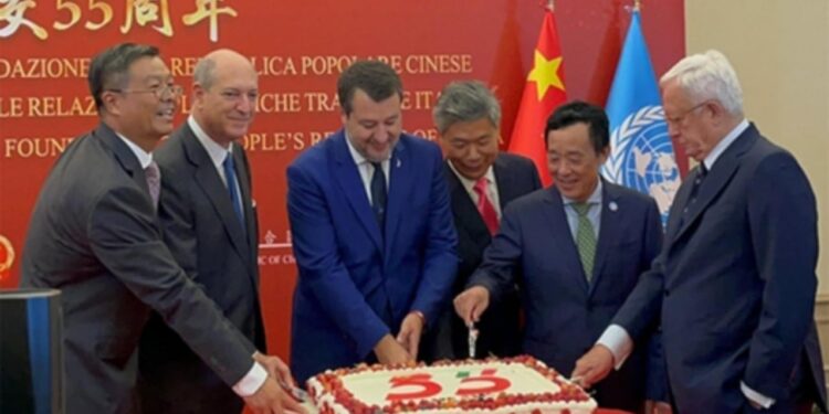 Fërkime të thella mbi Italy/ Përqafimi i zëvendëskryeministrit italian me ambasadorin rus shkakton akuza të ashpra nga opozita