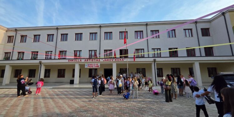 Fier: 2000 nxënës fillojnë për herë të parë mësimin, programi “Art, zeje, sport” zgjerohet me 16 institucione të tjera publike.