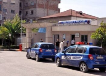 Fier: Arrestohet 38-vjeçari, pasi sulmoi policin me tre persona të tjerë