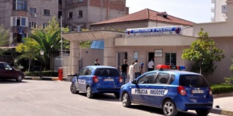 Fier: Arrestohet 38-vjeçari, pasi sulmoi policin me tre persona të tjerë