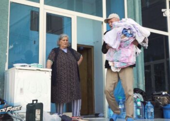 Fiks Fare: Dy të moshuar të dhunuar dhe hedhur në rrugë. Fiksi i siguron strehë, ata flinin në natyrë.