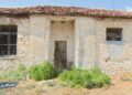Fiks Fare: Fatkeqësia e gjimnazit “Gjergj Kastrioti” në Durrës vazhdon të mbetet e paqartë. Shkolla në Veterrik transformohet në stallë.