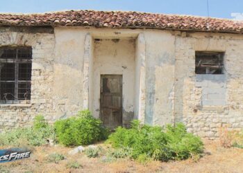 Fiks Fare: Fatkeqësia e gjimnazit “Gjergj Kastrioti” në Durrës vazhdon të mbetet e paqartë. Shkolla në Veterrik transformohet në stallë.