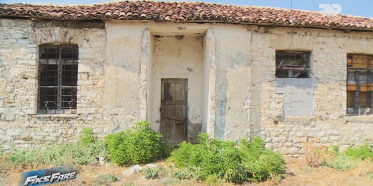 Fiks Fare: Fatkeqësia e gjimnazit “Gjergj Kastrioti” në Durrës vazhdon të mbetet e paqartë. Shkolla në Veterrik transformohet në stallë.