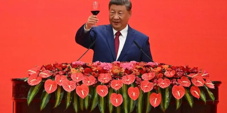 Flamuj, dronë dhe gota verë të kuqe: Kina demonstruar forcën në një paradë ushtarake.