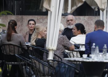 Fotolajm: Pas takimit me qeverinë, Rama shijon një kafe me ministrat dhe deputetët socialistë.