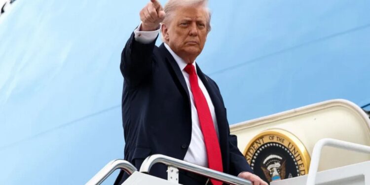 Fotolajm/ Trump arrin në Mbretërinë e Bashkuar me një arsenali të madh, limuzinë të blinduar 1.2 miliardë £, ekip shpërbërës dhe… kodet nukleare.