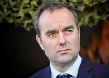 Franca përballet me krizë politike, kryeministri i ri angazhohet për "ndarje të thellë" nga e kaluara.