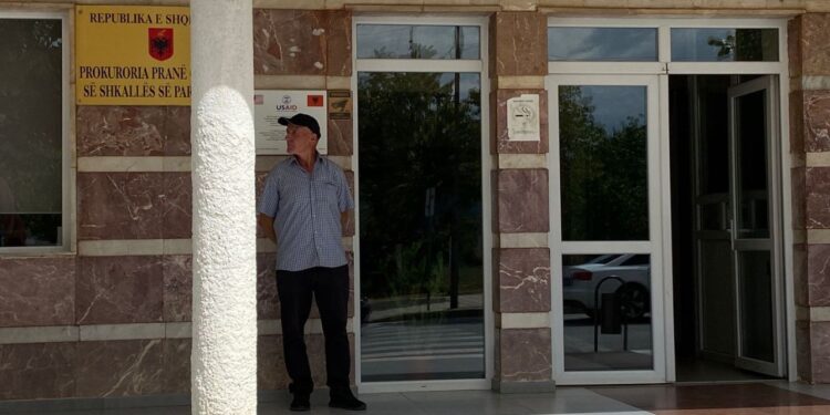 Gjykata e Kukësit i vendos “detyrim paraqitje” një individi që kishte ndërtuar 8 objekte pa leje