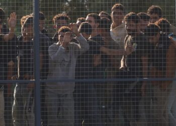 Greqia miraton ligj të ashpër për azilkërkuesit e refuzuar, me burgim deri në pesë vjet dhe gjoba për ata që nuk ikin.