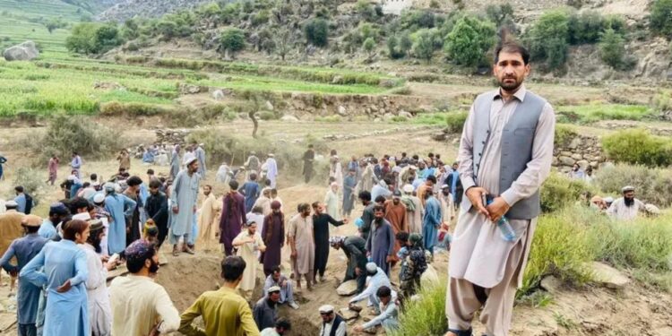 "Heshtja mbulojë fshatin, banorët hapin varrezat për të afërmit" / Pamja e trishtueshme pas tërmetit të tmerrshëm në Afganistan: Pashë trupat e vdekur të fëmijëve...