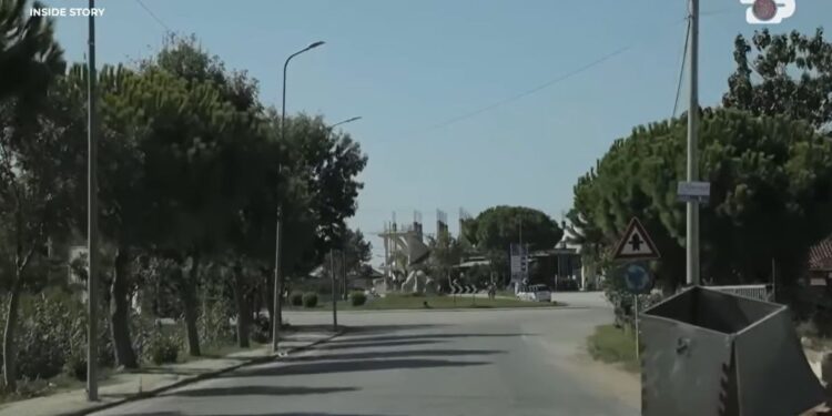 Histori e Brendshme: “U përhap si një merimangë në të gjithë Divjakën”, tregon viktima e skemave të mashtrimit.