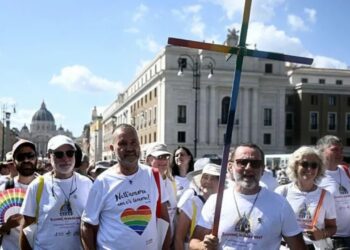 Historia e parë e pelegrinazhit për katolikët LGBTQ+ në Vatikan/ “Porta e Shenjtë” hapet për komunitetin.
